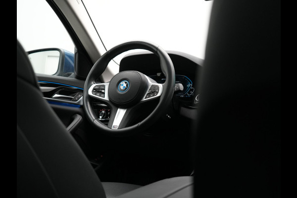 BMW 5 Serie Touring 530e Sportline Plug In Hybrid 293pk Dealer O.H. PHEV | Panodak | Head Up | Adaptive Cruise | Laser LED | Lederen Sportstoelen Verwarmd | Apple Carplay | Sfeerverlichting | Navigatie | Virtual | Keyless | Blis | DAB |
