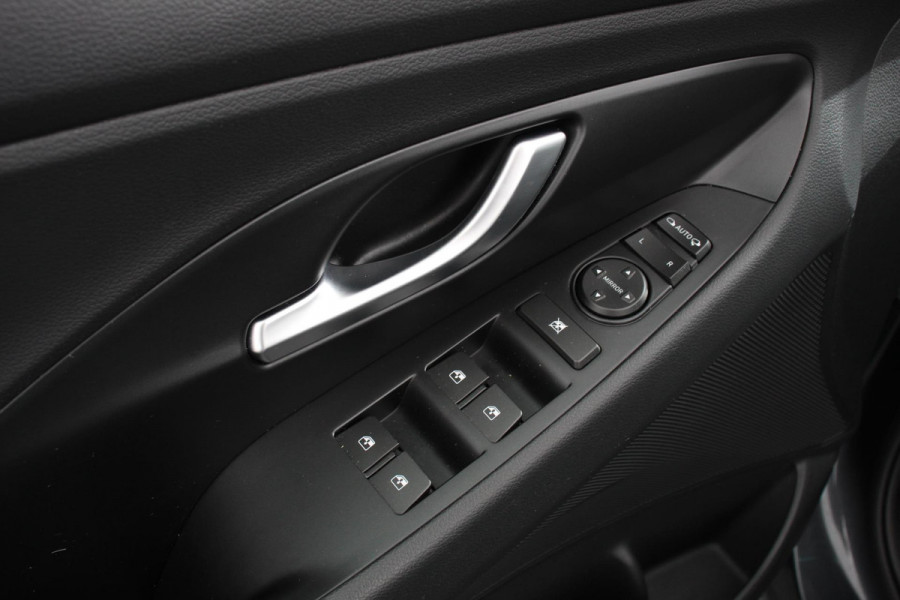 Hyundai i30 Wagon 1.0 T-GDi 120 Pk Essential Navigatie Apple Carplay/Android Auto Climate Control Camera Afneembare Trekhaak Lane Assist Privacy Glass Keyless Go