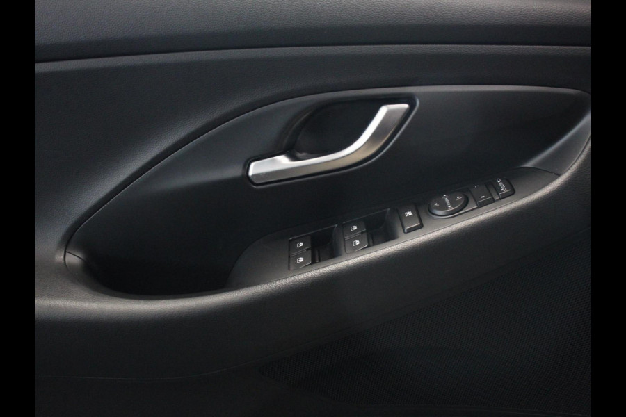 Hyundai i30 Wagon 1.0 T-GDi 120 Pk Essential Navigatie Apple Carplay/Android Auto Climate Control Camera Afneembare Trekhaak Lane Assist Privacy Glass Keyless Go