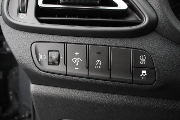 Hyundai i30 Wagon 1.0 T-GDi 120 Pk Essential Navigatie Apple Carplay/Android Auto Climate Control Camera Afneembare Trekhaak Lane Assist Privacy Glass Keyless Go