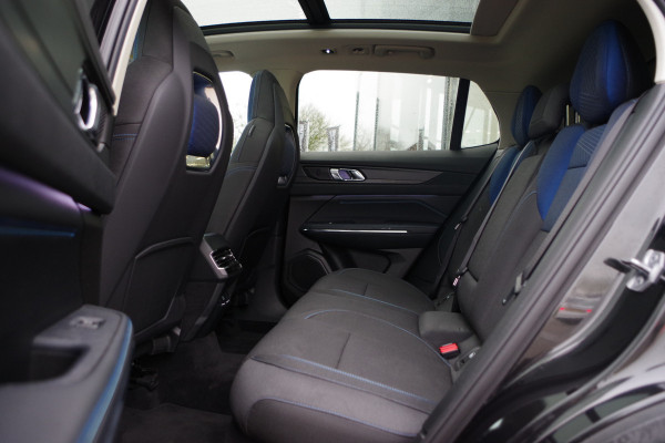 Lynk & Co 01 1.5 262 PK PHEV, Panoramadak, LED, Keyless