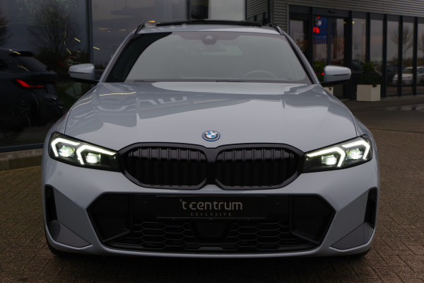 BMW 3 Serie Touring 330e 293 PK xDrive High Executive M-Sport Pro, Kuipstoelen, Panoramadak, Memory, Adap. Cruise Control