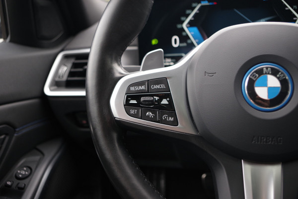 BMW 3 Serie Touring 330e 293 PK xDrive High Executive M-Sport Pro, Kuipstoelen, Panoramadak, Memory, Adap. Cruise Control