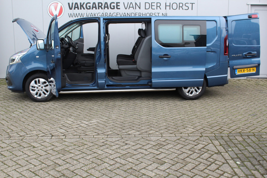Renault Trafic 2.0-145pk dCi T29 L2H1 dubb. cabine Comfort. Erg nette Renault Trafic mèt dubbele cabine. Bijrijdersstoel, camera, LED verl., navigatie, tel. voorb., cruise control, airco, metallic lak, schuifdeur li+re, LM wielen, side bars, laadruimte betimmerd, trekhaak etc.
