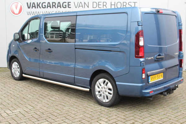 Renault Trafic 2.0-145pk dCi T29 L2H1 dubb. cabine Comfort. Erg nette Renault Trafic mèt dubbele cabine. Bijrijdersstoel, camera, LED verl., navigatie, tel. voorb., cruise control, airco, metallic lak, schuifdeur li+re, LM wielen, side bars, laadruimte betimmerd, trekhaak etc.