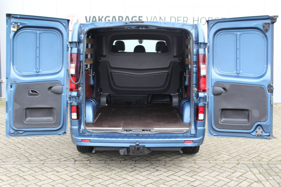 Renault Trafic 2.0-145pk dCi T29 L2H1 dubb. cabine Comfort. Erg nette Renault Trafic mèt dubbele cabine. Bijrijdersstoel, camera, LED verl., navigatie, tel. voorb., cruise control, airco, metallic lak, schuifdeur li+re, LM wielen, side bars, laadruimte betimmerd, trekhaak etc.