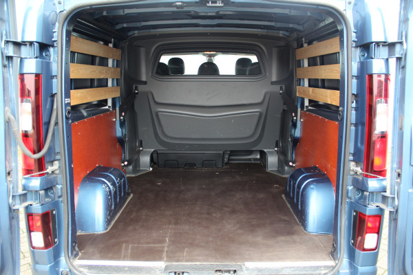 Renault Trafic 2.0-145pk dCi T29 L2H1 dubb. cabine Comfort. Erg nette Renault Trafic mèt dubbele cabine. Bijrijdersstoel, camera, LED verl., navigatie, tel. voorb., cruise control, airco, metallic lak, schuifdeur li+re, LM wielen, side bars, laadruimte betimmerd, trekhaak etc.