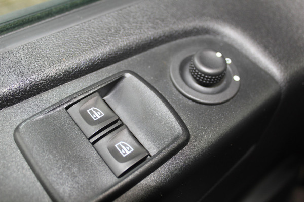 Renault Trafic 2.0-145pk dCi T29 L2H1 dubb. cabine Comfort. Erg nette Renault Trafic mèt dubbele cabine. Bijrijdersstoel, camera, LED verl., navigatie, tel. voorb., cruise control, airco, metallic lak, schuifdeur li+re, LM wielen, side bars, laadruimte betimmerd, trekhaak etc.