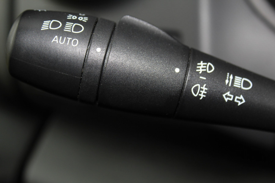 Renault Trafic 2.0-145pk dCi T29 L2H1 dubb. cabine Comfort. Erg nette Renault Trafic mèt dubbele cabine. Bijrijdersstoel, camera, LED verl., navigatie, tel. voorb., cruise control, airco, metallic lak, schuifdeur li+re, LM wielen, side bars, laadruimte betimmerd, trekhaak etc.