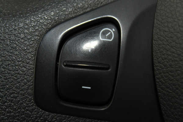 Renault Trafic 2.0-145pk dCi T29 L2H1 dubb. cabine Comfort. Erg nette Renault Trafic mèt dubbele cabine. Bijrijdersstoel, camera, LED verl., navigatie, tel. voorb., cruise control, airco, metallic lak, schuifdeur li+re, LM wielen, side bars, laadruimte betimmerd, trekhaak etc.