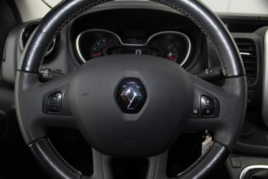 Renault Trafic 2.0-145pk dCi T29 L2H1 dubb. cabine Comfort. Erg nette Renault Trafic mèt dubbele cabine. Bijrijdersstoel, camera, LED verl., navigatie, tel. voorb., cruise control, airco, metallic lak, schuifdeur li+re, LM wielen, side bars, laadruimte betimmerd, trekhaak etc.