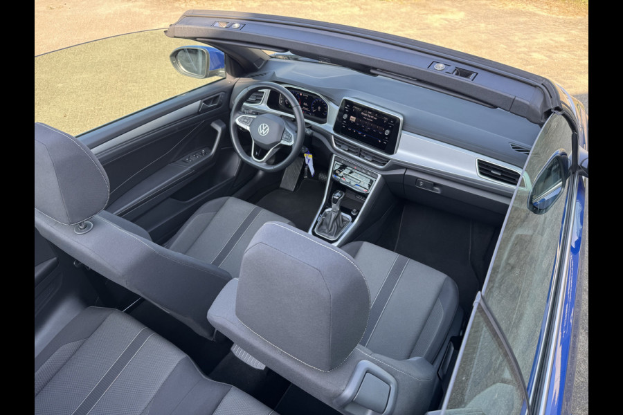Volkswagen T-Roc Cabrio 1.5 TSI, Stuurverwarming, Trekh, ACC, DAB-tuner, windscherm, Face Lift model. . Een proefrit levert het bewijs. Neem contact op en we maken een afspraak!