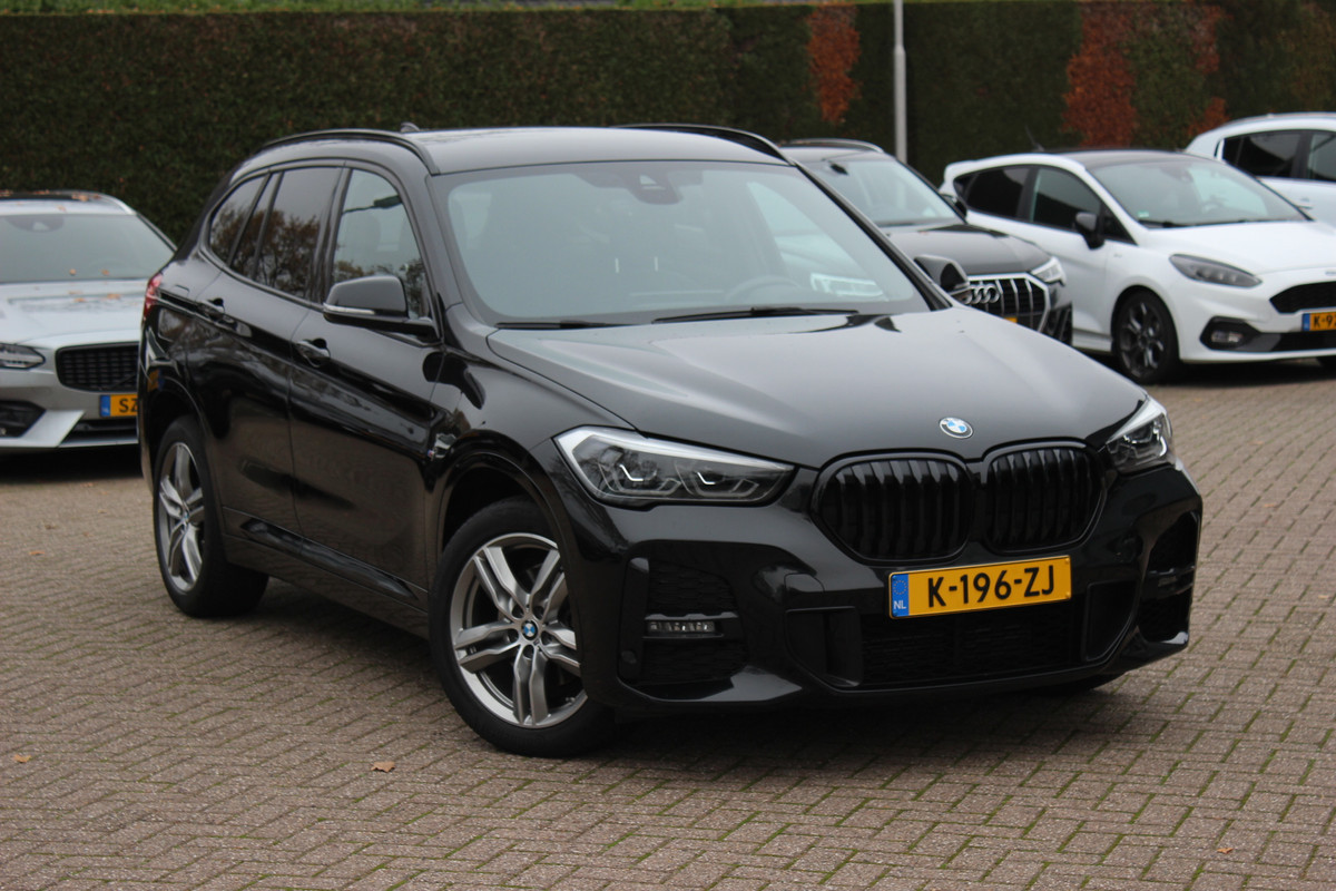 BMW X1 sDrive18i High Exe. M Sport / Trekhaak / Half leder / Navi. Proff / Parkeerhulp V+a / 18'' / Stoelverwarming / DAB / Cruise Control