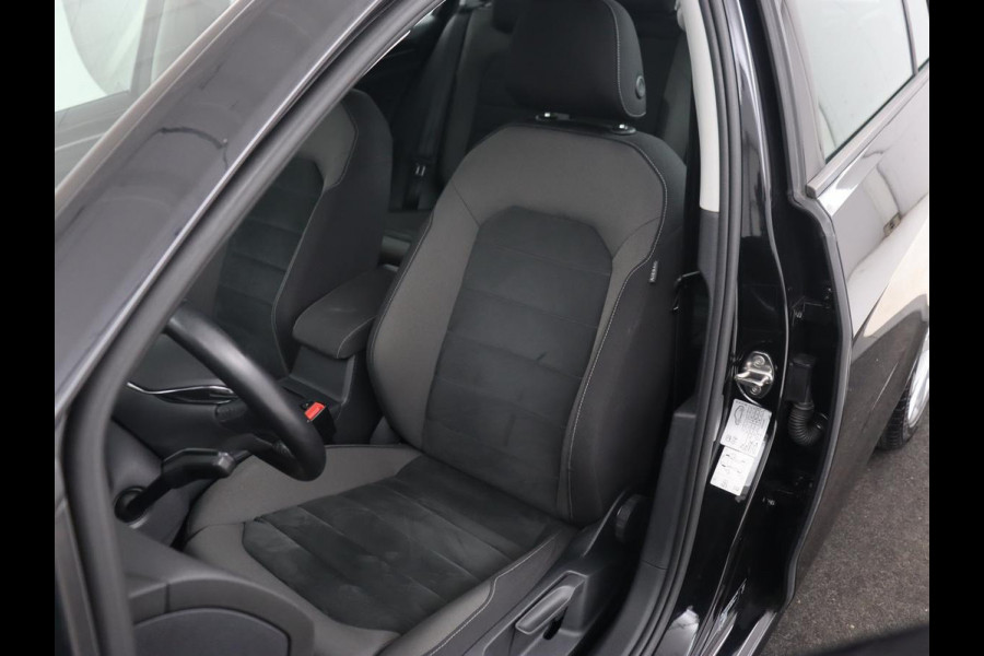 Volkswagen Golf 1.0 TSI Highline | 88.100km NAP | Stoelverwarming | Massage | Trekhaak | Carplay | Navigatie | Adaptive cruise | Virtual Cockpit | Climate control | 17'' | Parkeerhulp | Bluetooth