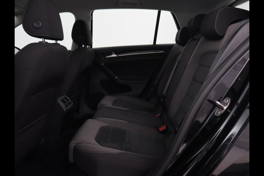 Volkswagen Golf 1.0 TSI Highline | 88.100km NAP | Stoelverwarming | Massage | Trekhaak | Carplay | Navigatie | Adaptive cruise | Virtual Cockpit | Climate control | 17'' | Parkeerhulp | Bluetooth