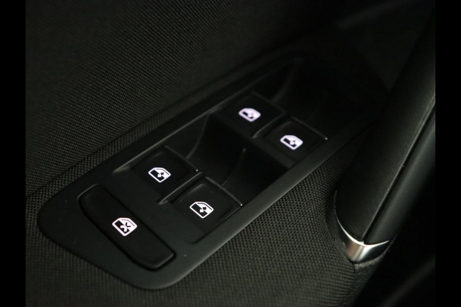 Volkswagen Golf 1.0 TSI Highline | 88.100km NAP | Stoelverwarming | Massage | Trekhaak | Carplay | Navigatie | Adaptive cruise | Virtual Cockpit | Climate control | 17'' | Parkeerhulp | Bluetooth