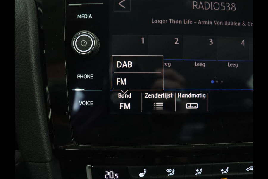 Volkswagen Golf 1.0 TSI Highline | 88.100km NAP | Stoelverwarming | Massage | Trekhaak | Carplay | Navigatie | Adaptive cruise | Virtual Cockpit | Climate control | 17'' | Parkeerhulp | Bluetooth