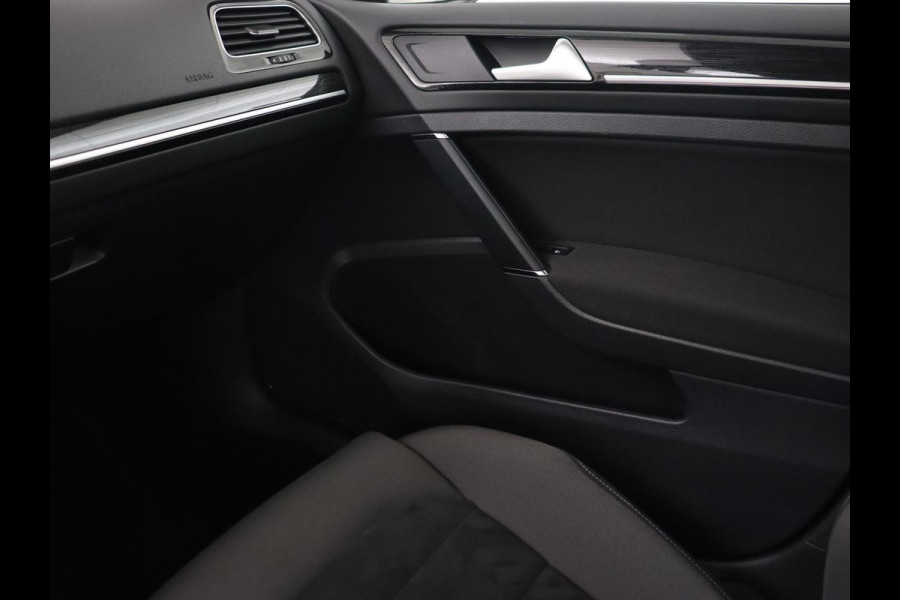 Volkswagen Golf 1.0 TSI Highline | 88.100km NAP | Stoelverwarming | Massage | Trekhaak | Carplay | Navigatie | Adaptive cruise | Virtual Cockpit | Climate control | 17'' | Parkeerhulp | Bluetooth