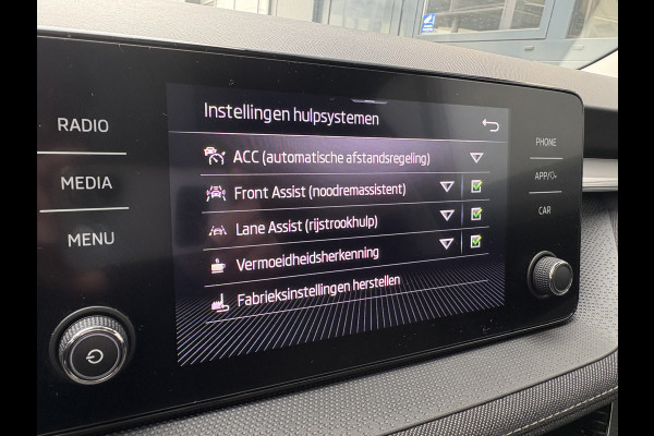 Škoda Fabia 1.0 TSi 95pk Business Edition 5-drs. PANODAK/ADAPT.CRUISE/CARPLAY/PDC/WINTERPACK