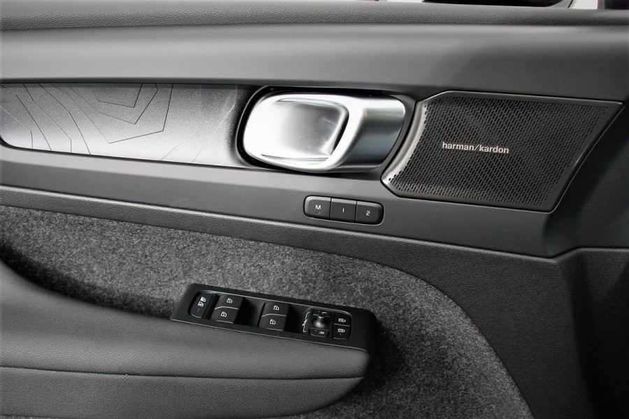 Volvo XC40 1.5 T5 Plug-in hybrid Ultimate Dark | Electrisch Glazen Panorama dak | Navigatie | Dab | Led | Adaptive Cruise Control | Camera | Parkeer sensoren