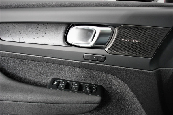 Volvo XC40 1.5 T5 Plug-in hybrid Ultimate Dark | Electrisch Glazen Panorama dak | Navigatie | Dab | Led | Adaptive Cruise Control | Camera | Parkeer sensoren