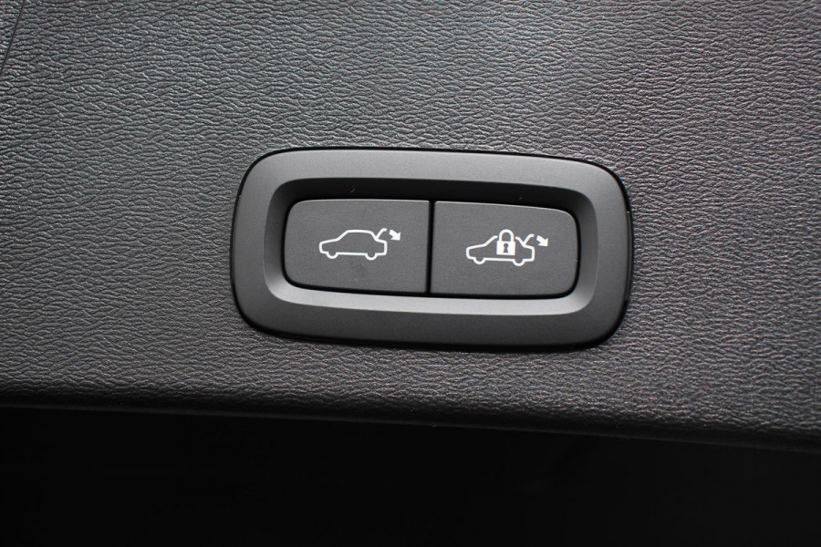 Volvo XC40 1.5 T5 Plug-in hybrid Ultimate Dark | Electrisch Glazen Panorama dak | Navigatie | Dab | Led | Adaptive Cruise Control | Camera | Parkeer sensoren