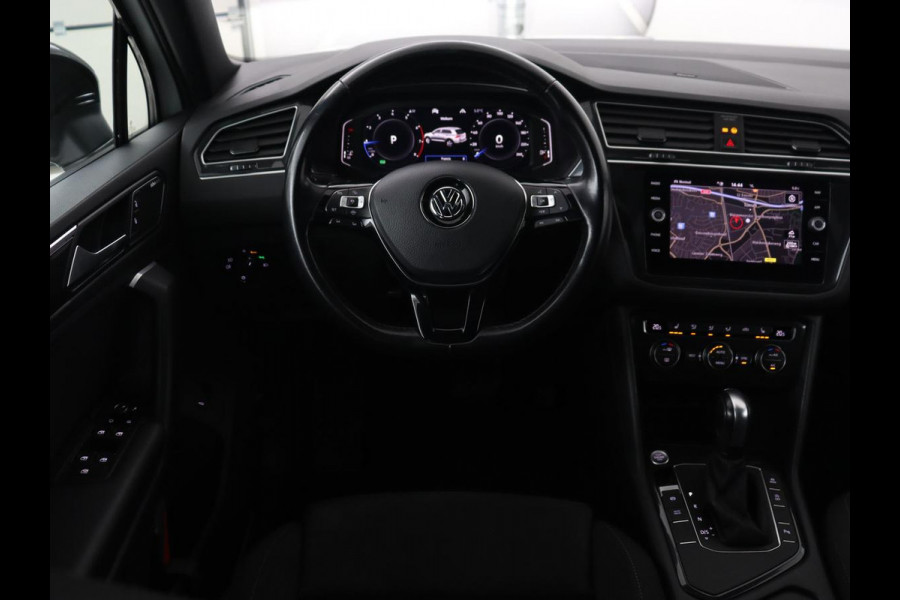 Volkswagen Tiguan 1.5 TSI R Line | Panoramadak | Stoelverwarming | Dynaudio | Keyless | Trekhaak | Camera | Adaptief LED | Carplay | Navigatie | Massage | Parkeerhulp | Adaptive cruise