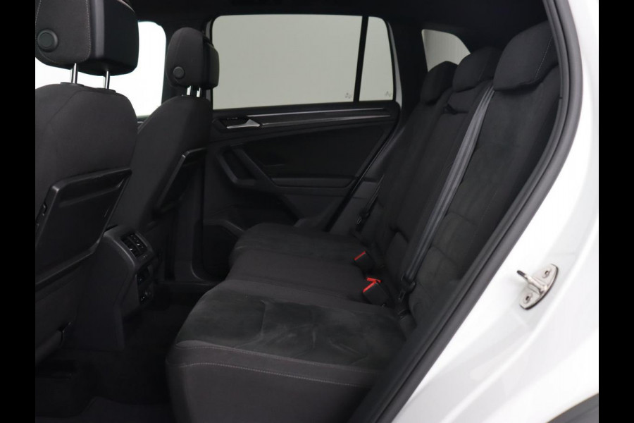 Volkswagen Tiguan 1.5 TSI R Line | Panoramadak | Stoelverwarming | Dynaudio | Keyless | Trekhaak | Camera | Adaptief LED | Carplay | Navigatie | Massage | Parkeerhulp | Adaptive cruise