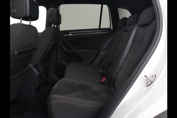 Volkswagen Tiguan 1.5 TSI R Line | Panoramadak | Stoelverwarming | Dynaudio | Keyless | Trekhaak | Camera | Adaptief LED | Carplay | Navigatie | Massage | Parkeerhulp | Adaptive cruise