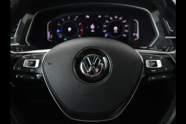 Volkswagen Tiguan 1.5 TSI R Line | Panoramadak | Stoelverwarming | Dynaudio | Keyless | Trekhaak | Camera | Adaptief LED | Carplay | Navigatie | Massage | Parkeerhulp | Adaptive cruise