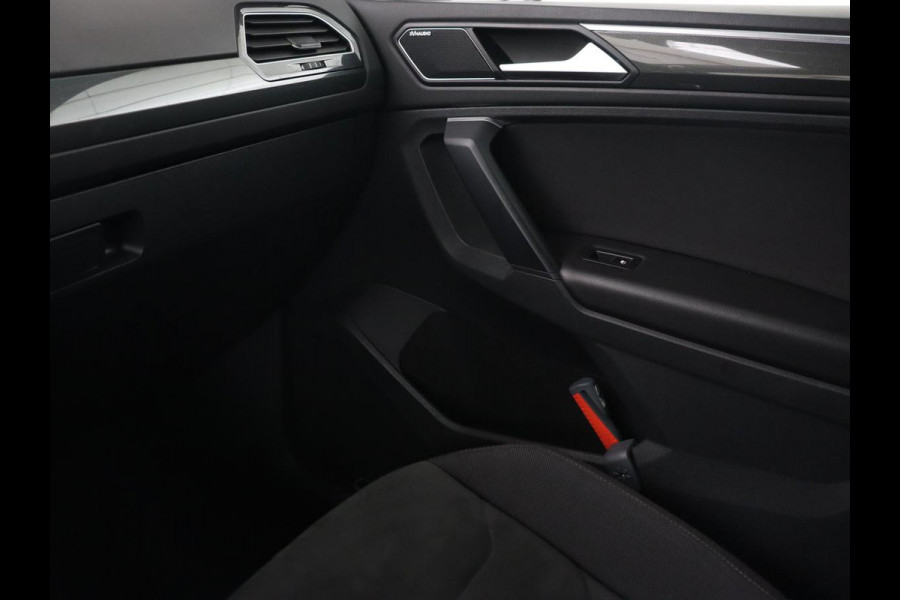 Volkswagen Tiguan 1.5 TSI R Line | Panoramadak | Stoelverwarming | Dynaudio | Keyless | Trekhaak | Camera | Adaptief LED | Carplay | Navigatie | Massage | Parkeerhulp | Adaptive cruise