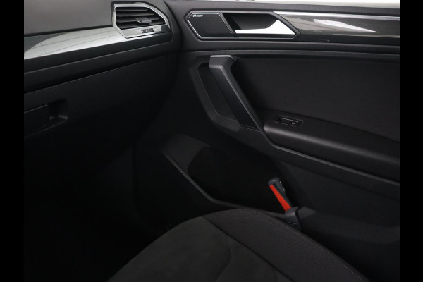 Volkswagen Tiguan 1.5 TSI R Line | Panoramadak | Stoelverwarming | Dynaudio | Keyless | Trekhaak | Camera | Adaptief LED | Carplay | Navigatie | Massage | Parkeerhulp | Adaptive cruise