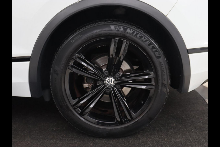 Volkswagen Tiguan 1.5 TSI R Line | Panoramadak | Stoelverwarming | Dynaudio | Keyless | Trekhaak | Camera | Adaptief LED | Carplay | Navigatie | Massage | Parkeerhulp | Adaptive cruise