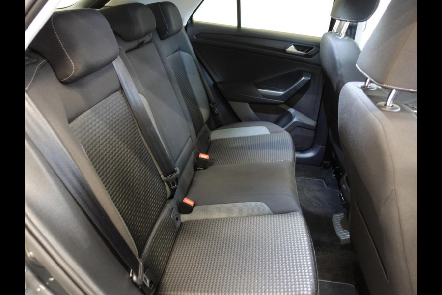 Volkswagen T-Roc 1.5 TSI DSG Active | Navigatie | Climate Control | Lane Assist | DAB | Parkeersensoren | Lichtmetalen Velgen | Privacy Glass
