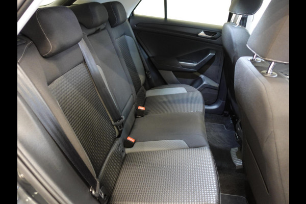 Volkswagen T-Roc 1.5 TSI DSG Active | Navigatie | Climate Control | Lane Assist | DAB | Parkeersensoren | Lichtmetalen Velgen | Privacy Glass