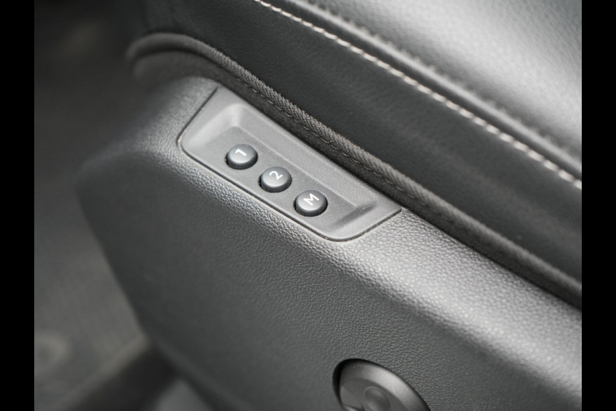 Opel Grandland 1.6 Turbo Ultimate Plug In Hybrid 225pk Dealer O.H PHEV | Lederen Sportstoelen Memory & Ventilatie | Adaptive Cruise | Apple Carplay | Stoelen & Stuur Verwarmd | Blis | Keyless | LED | Navigatie | 19"LM | DAB |