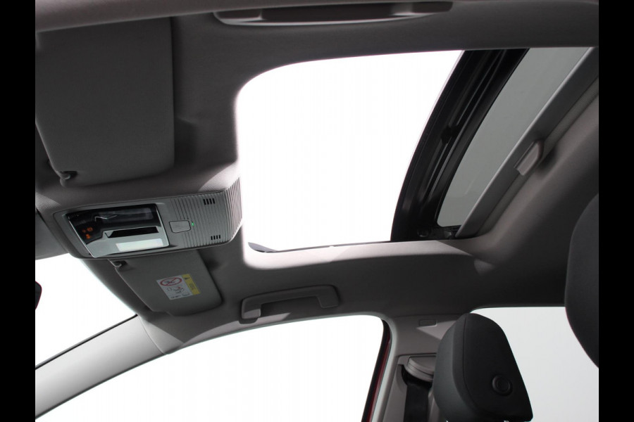 Volkswagen Golf 1.0 eTSI 110pk DSG Active | Panorama dak | Navigatie | Climate Control | Adaptive Cruise Control | Virtual Cockpit | Stoelverwarming | Extra Getint Glas