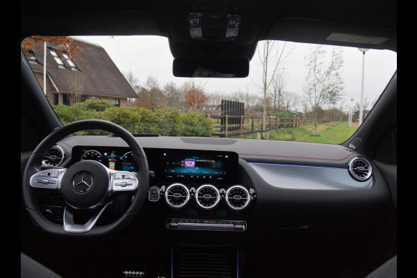 Mercedes-Benz EQA 250 Business Solution AMG 67 kWh | Burmester | Panoramadak | 360 Camera | Head-Up Display | Sfeerverlichting |