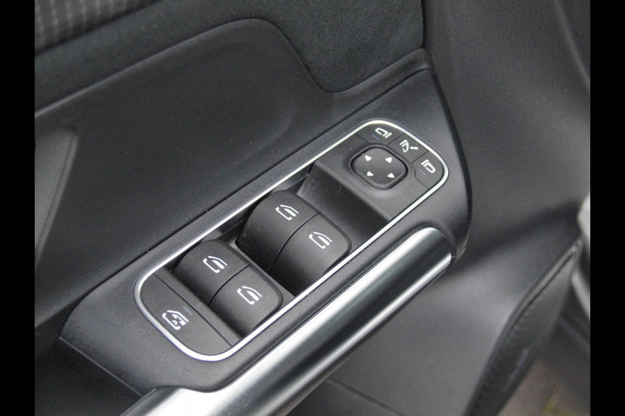 Mercedes-Benz EQA 250 Business Solution AMG 67 kWh | Burmester | Panoramadak | 360 Camera | Head-Up Display | Sfeerverlichting |