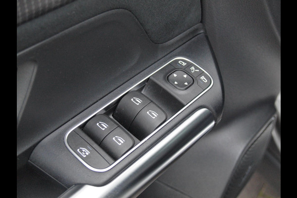 Mercedes-Benz EQA 250 Business Solution AMG 67 kWh | Burmester | Panoramadak | 360 Camera | Head-Up Display | Sfeerverlichting |