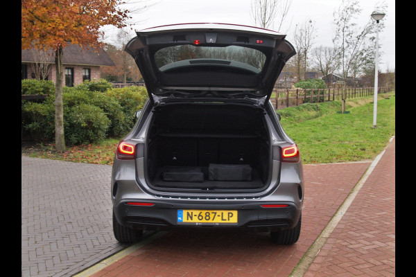 Mercedes-Benz EQA 250 Business Solution AMG 67 kWh | Burmester | Panoramadak | 360 Camera | Head-Up Display | Sfeerverlichting |