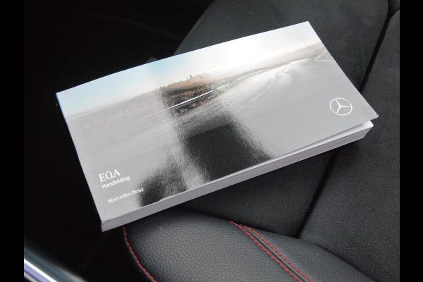 Mercedes-Benz EQA 250 Business Solution AMG 67 kWh | Burmester | Panoramadak | 360 Camera | Head-Up Display | Sfeerverlichting |