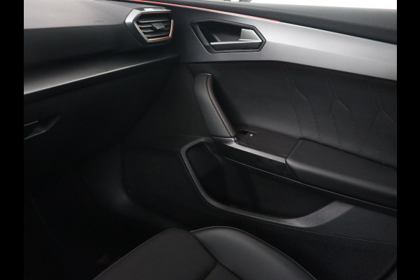 CUPRA Leon 1.4 eHybrid | Stoelverwarming | Carplay | Camera | Navigatie | Sfeerverlichting | Stuurverwarming | Keyless | Adaptive cruise | Sportstoelen | Climate control | Park Assist | PHEV | Plug In