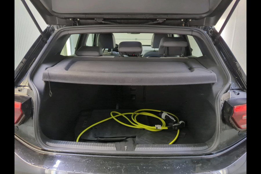 Volkswagen ID.3 First Plus 58 kWh Airco ECC Navi Carplay PDC VA+ Camera Adaptive Cruise Control 19" LM Velgen LED Matrix