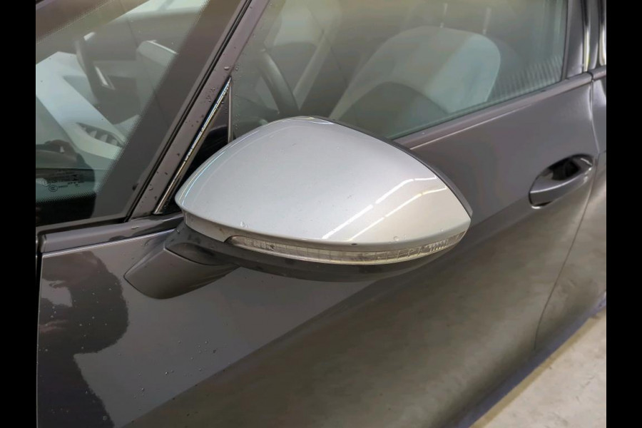 Volkswagen ID.3 First Plus 58 kWh Airco ECC Navi Carplay PDC VA+ Camera Adaptive Cruise Control 19" LM Velgen LED Matrix