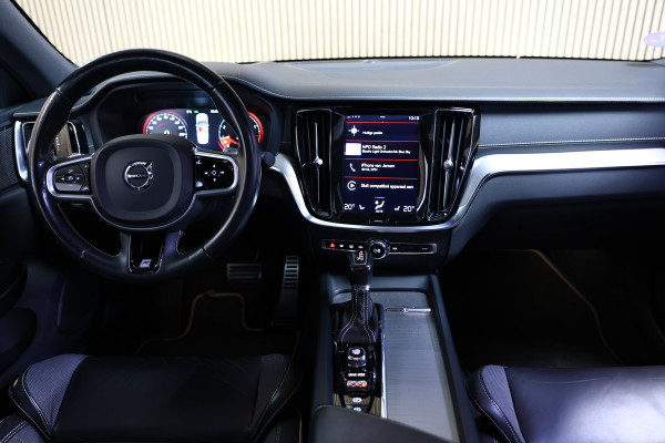 Volvo S60 2.0 T5 Intro Edition R-Design AUT avm 250pk PANO HUD H/K ACC CARPLAY DAB LEER '20