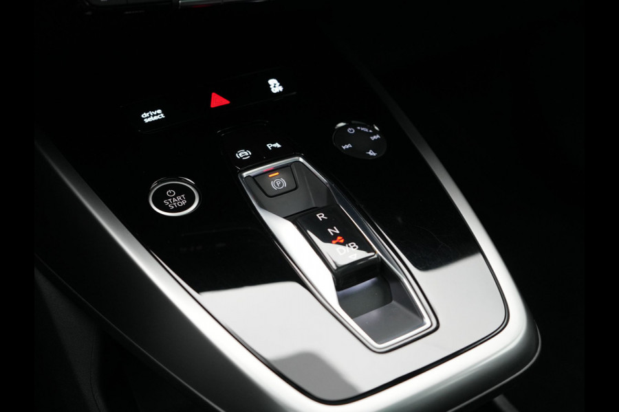 Audi Q4 e-tron 50 quattro S Line 77 kWh 299pk Dealer O.H. INCL BTW | Panodak | Lederen Sportstoelen Verwarmd | Keyless | Navigatie | Cruise Control | Virtual | DAB | Taifungrau Metallic |
