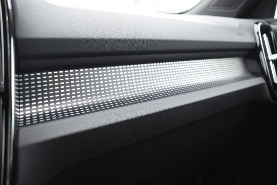 Volvo EX40 252PK Single Motor Ext. Range Plus Black Edition / Extra getint glas / 20'' velgen / Panoramadak / Zwart dak / Harman Kardon / Microtech/Nubuck