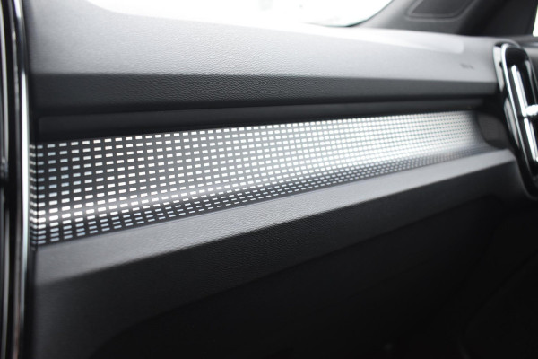 Volvo EX40 252PK Single Motor Ext. Range Plus Black Edition / Extra getint glas / 20'' velgen / Panoramadak / Zwart dak / Harman Kardon / Microtech/Nubuck