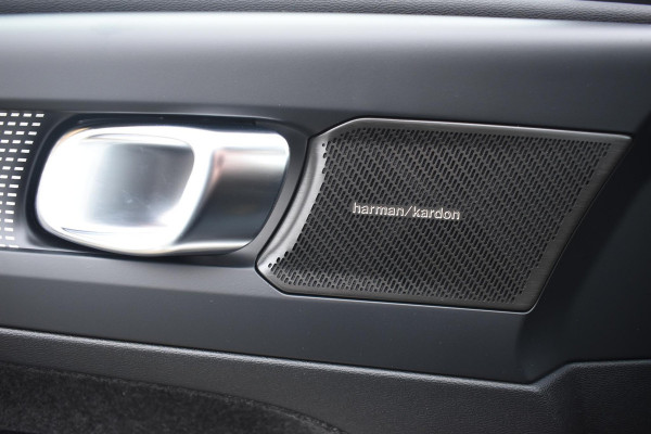 Volvo EX40 252PK Single Motor Ext. Range Plus Black Edition / Extra getint glas / 20'' velgen / Panoramadak / Zwart dak / Harman Kardon / Microtech/Nubuck